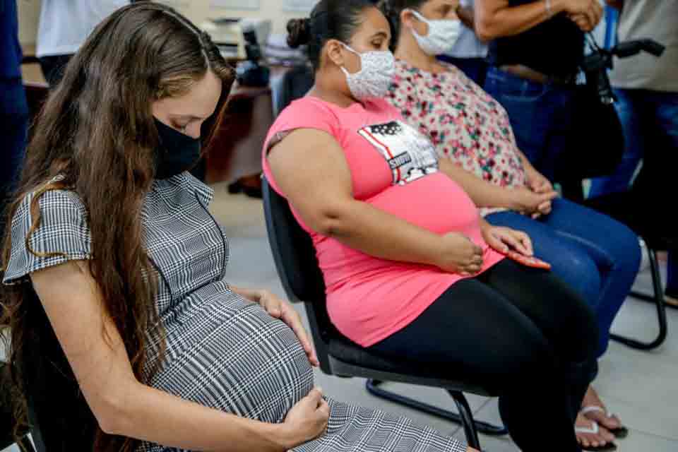 Vacinação contra a covid-19 em grávidas sem comorbidades é suspensa em Rondônia