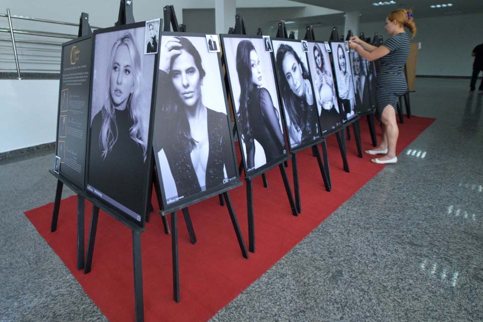 Beleza e conquista marcam exposição de Mulheres Notáveis na Assembleia Legislativa; iniciativa homenageia mulheres empreendedoras.