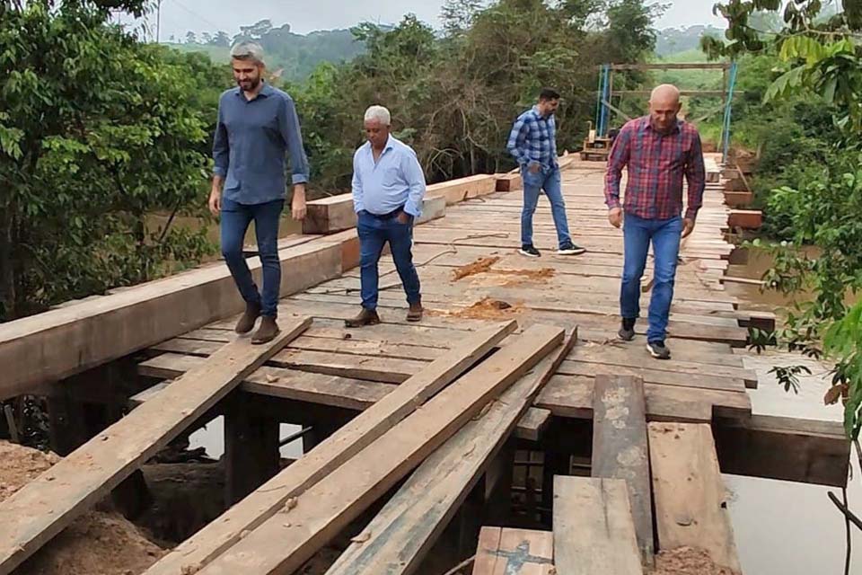  Deputado Ezequiel Neiva inspeciona construção de ponte de madeira sobre o rio Belém, na L J-04