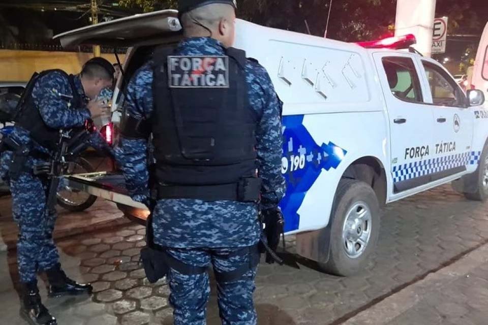 Ladrões são flagrados furtando parada de ônibus na Jorge Teixeira