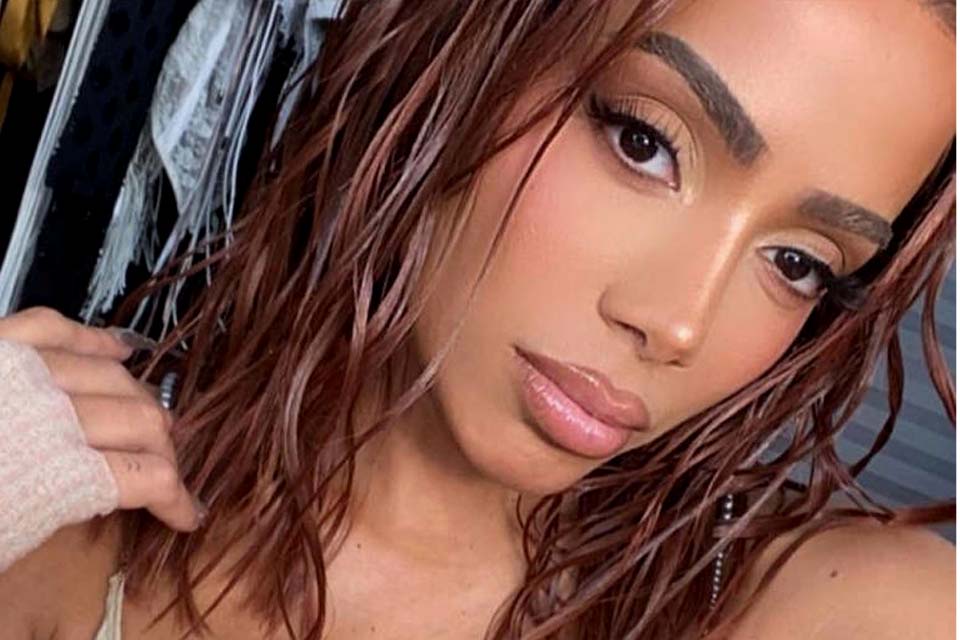 Anitta faz piada com 'fake news' após tomar terceira dose de vacina contra Covid