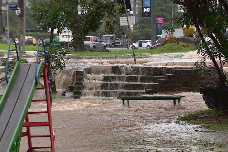 Com chuva e estação em capacidade reduzida, bairros voltam a alagar em Porto Alegre