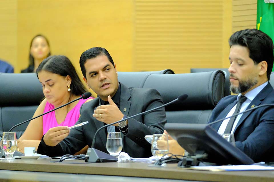 Deputado Cássio Gois anuncia que Azul não suspenderá voos em Cacoal e região