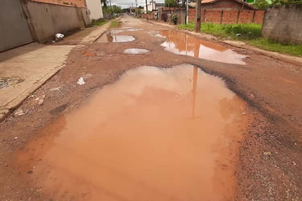 Ruas da cidade estão quase intransitáveis e moradores clamam por solução