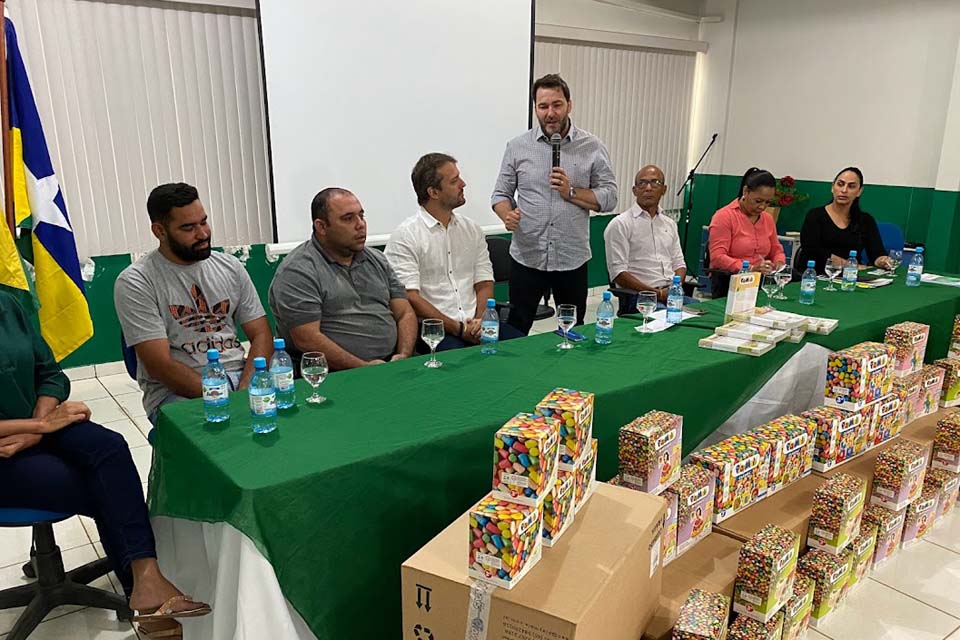 Presidente da Assembleia Legislativa Alex Redano participa da entrega de material didático para alunos de Buritis