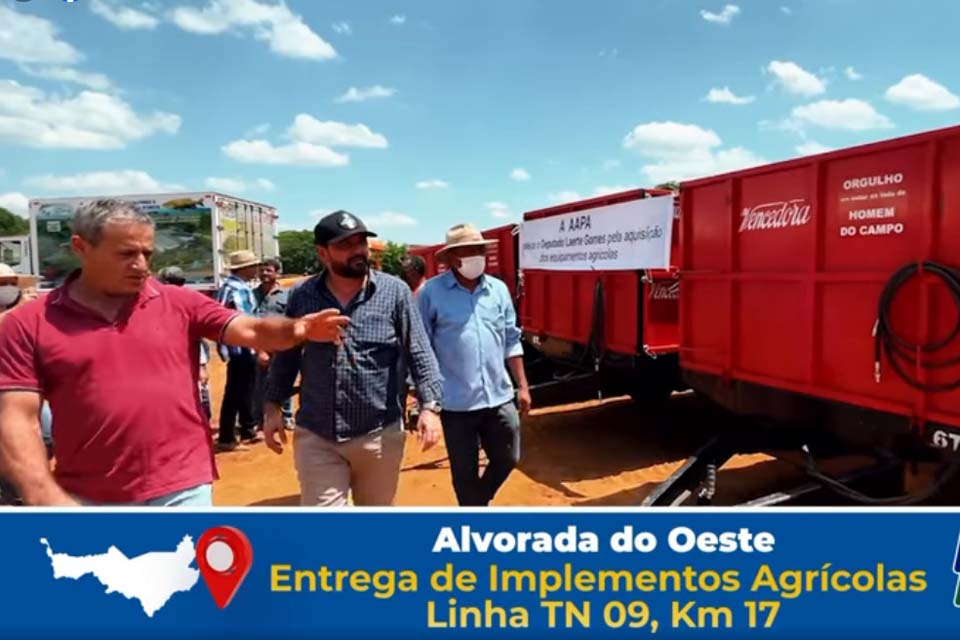 Deputado Estadual Laerte Gomes entrega implementos agricolas para produtores rurais em Alvorada do Oeste