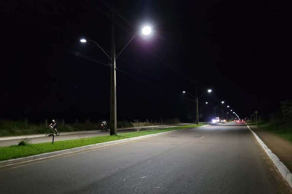 Avenida Hugo Frey é totalmente iluminada com lâmpadas de led