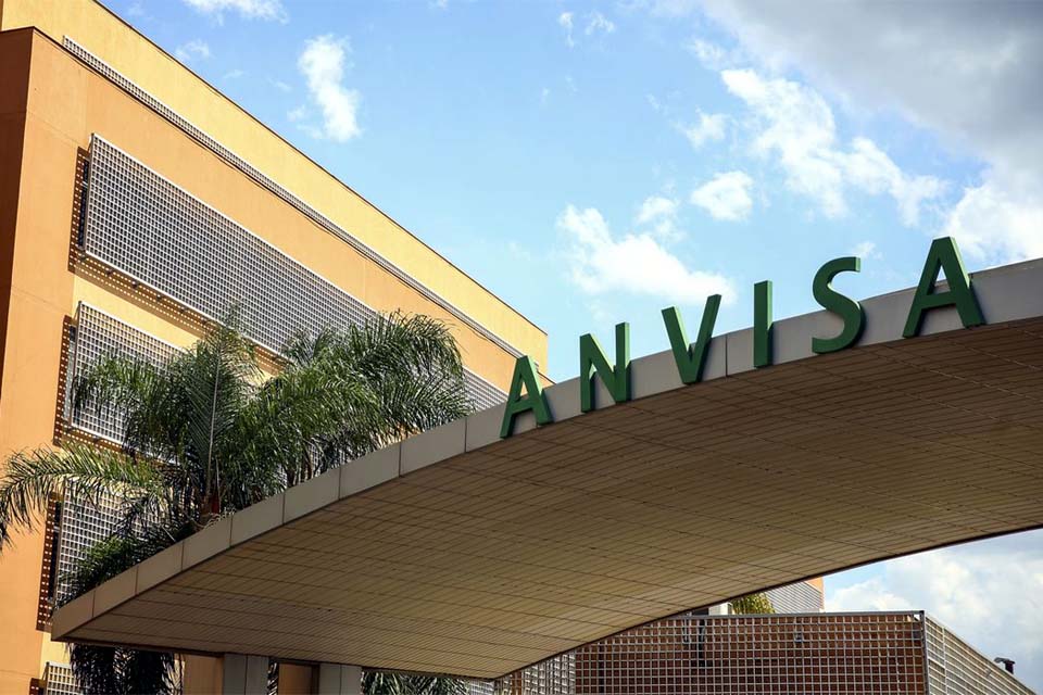 Covid-19: Anvisa aprova produção de insumo para vacina pela Fiocruz