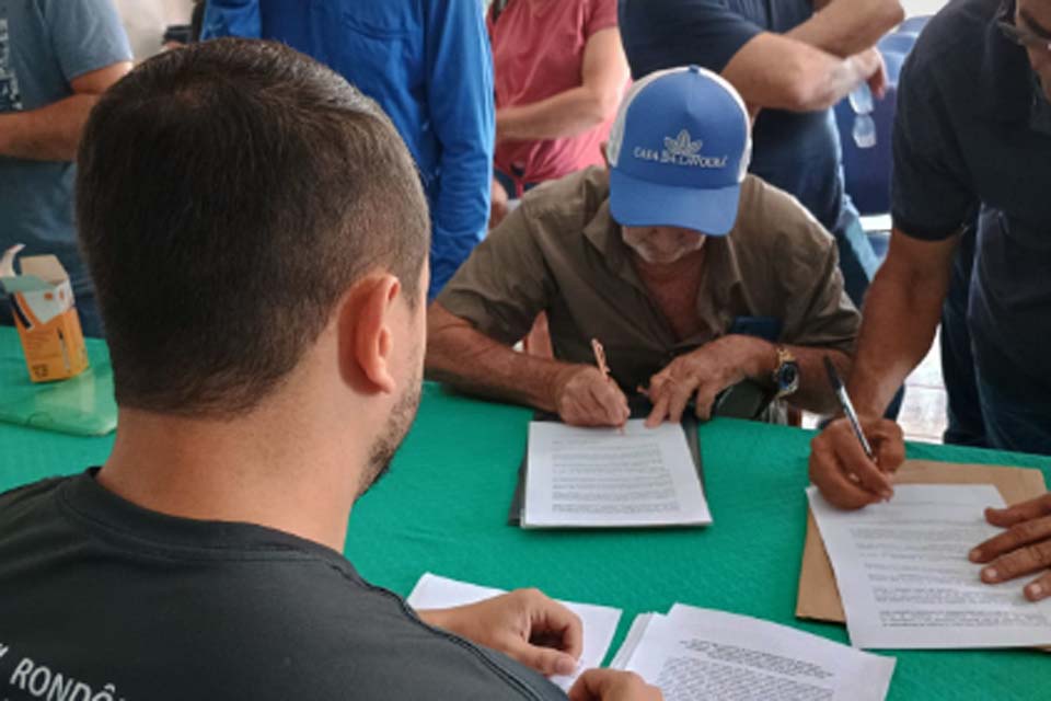 Produtores rurais assinam termo de adesão para revitalização de nascentes do Rio Pirarara, em Cacoal