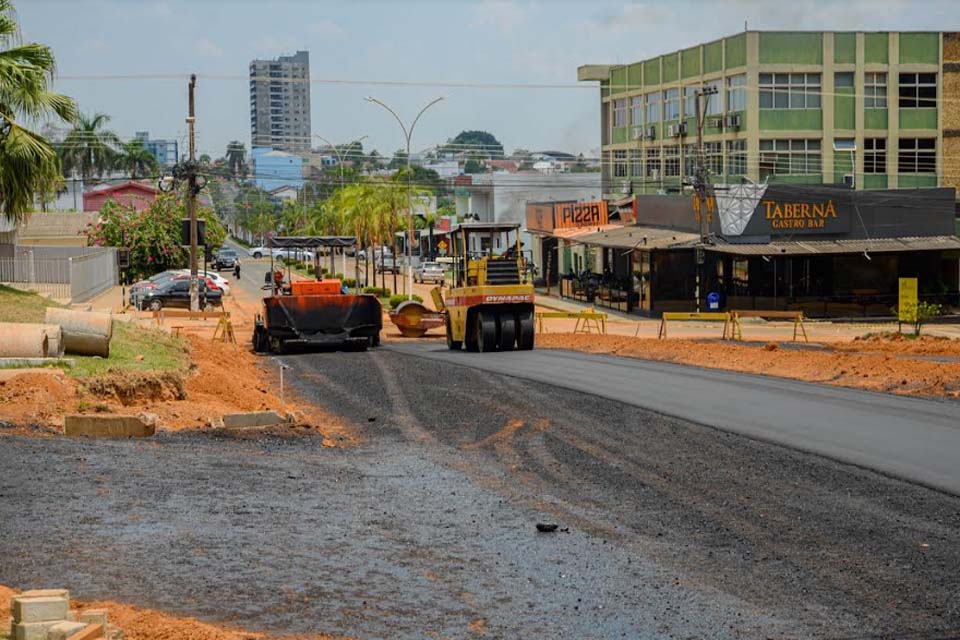 Avenida 6 de Maio começa a receber capa asfáltica Obras de duplicação da via estão em ritmo acelerado