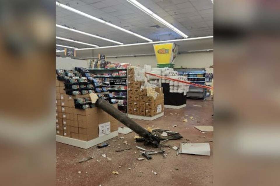 Foguete disparado por terroristas do Hamas cai em supermercado em Israel