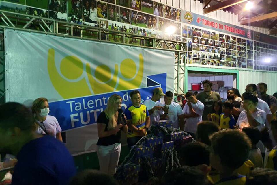 Caravana do Natal das Chuteiras entrega calçados aos alunos do Talentos do Futuro em Extrema