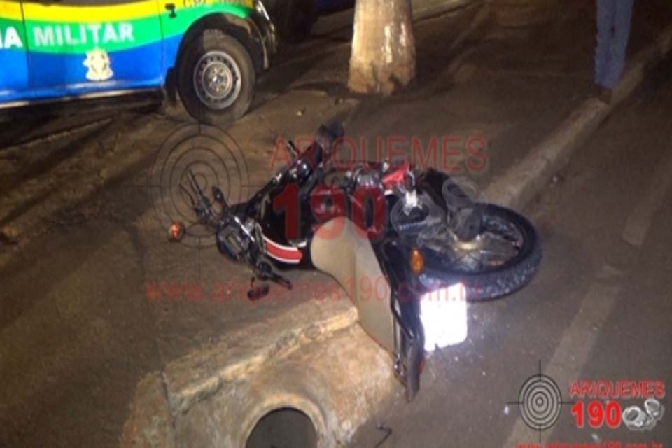 Jovem empina moto na frente da PM e causa acidente com viatura 