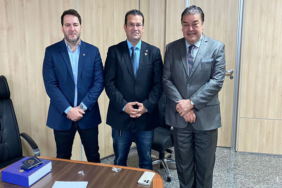 Ezequiel Junior é empossado deputado estadual pelo presidente da Assembleia Alex Redano