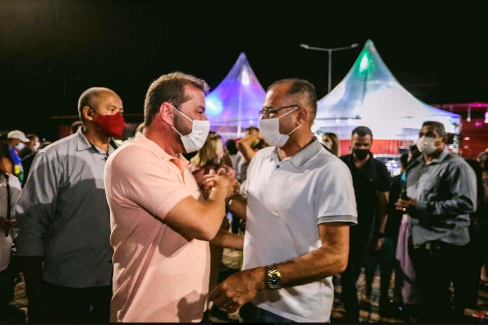 Vereador Paulo Tico participa da solenidade de inauguração da ornamentação natalina no complexo da praça Estrada de Ferro Madeira Mamoré