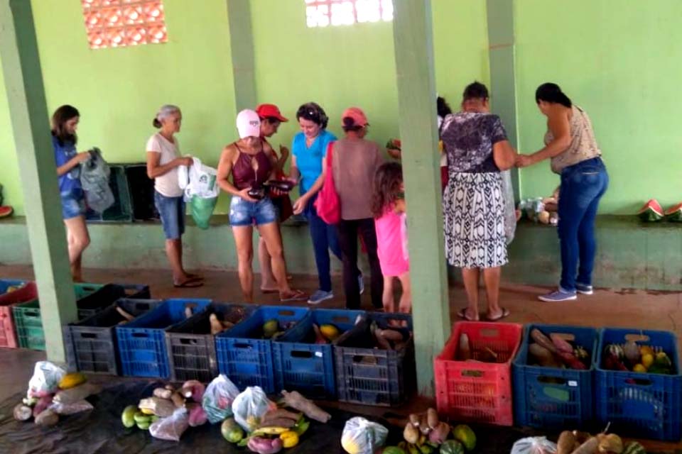 Prefeitura distribui alimentos para famílias do Bairro Centenário