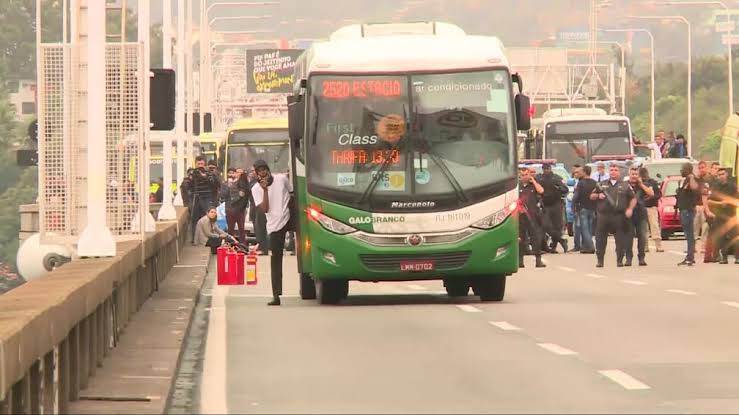 VÍDEO - Polícia mata sequestrador de ônibus na Ponte Rio-Niterói