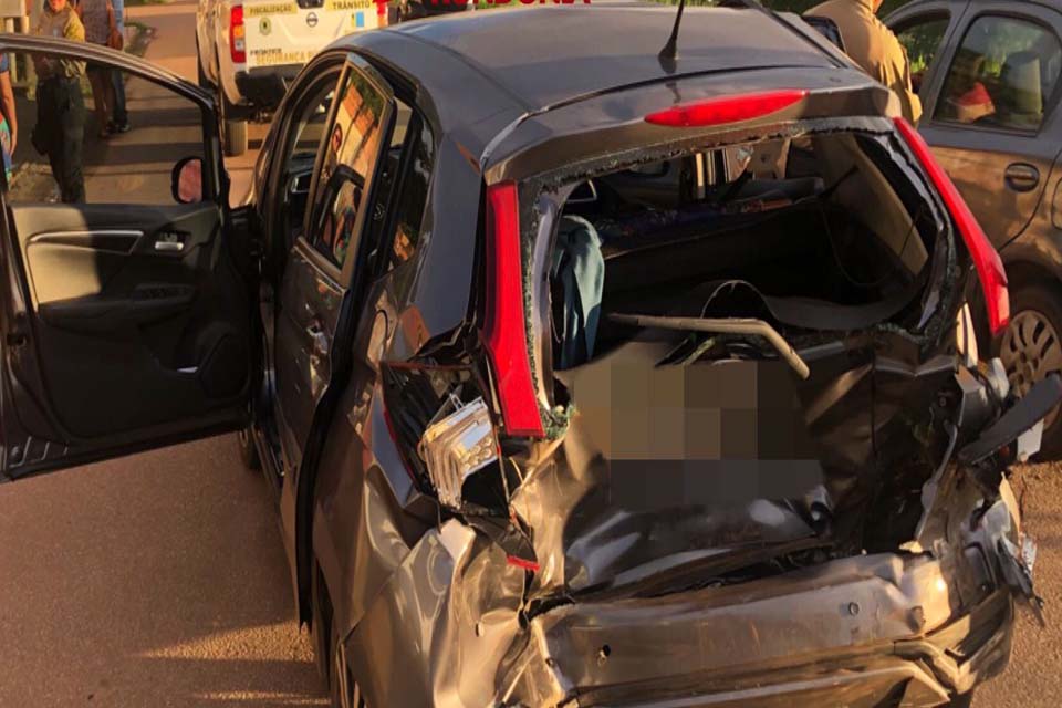 Grave colisão entre carros na avenida Campos Sales em Porto Velho