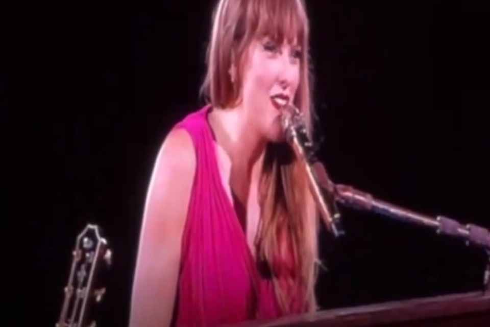 Namorado de Taylor Swift se emociona após estrela pop cantar música sobre ele