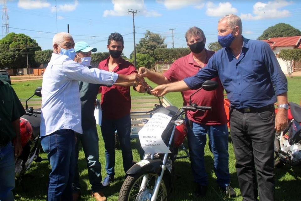 Adelino Follador participa da entrega de motos com carretinhas para associações rurais do Vale do Anari