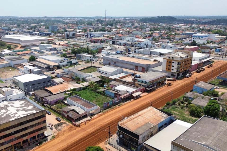 Avenida 6 de Maio em Ji-Paraná começa a receber imprimação asfáltica