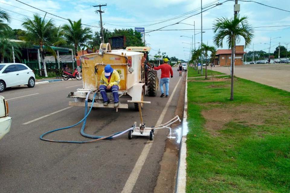 Prefeitura realiza limpeza na avenida Jatuarana do Roque até a Pau Ferro