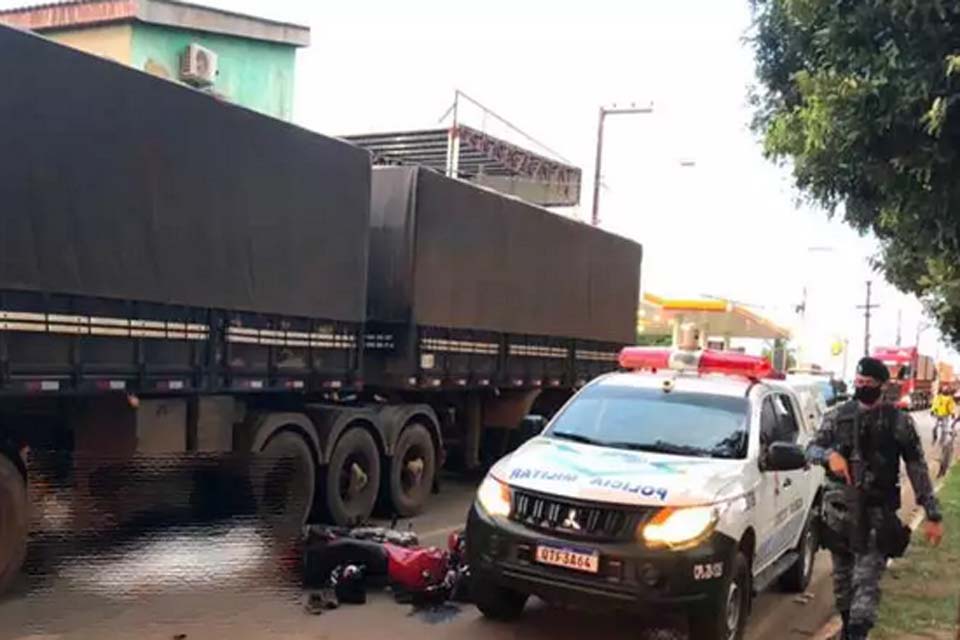 Passageira de moto morre esmagada por carreta e motociclista é preso com arma 