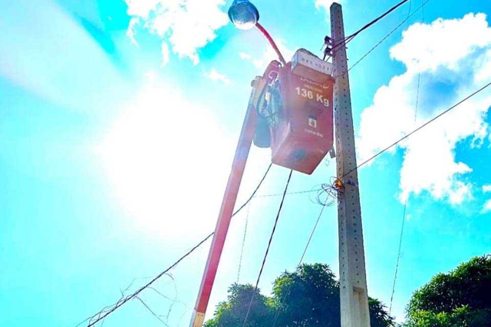 Prefeitura realiza manutenção e implantação de luminárias no distrito de Fortaleza do Abunã