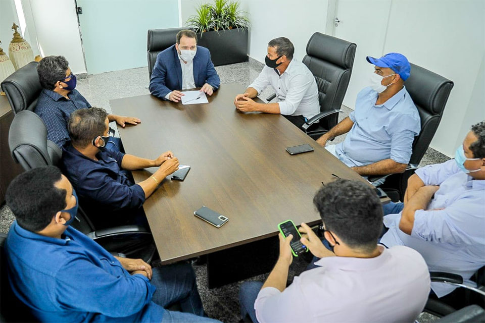 Presidente Alex Redano recebe lideranças e assegura destinar emendas para Theobroma