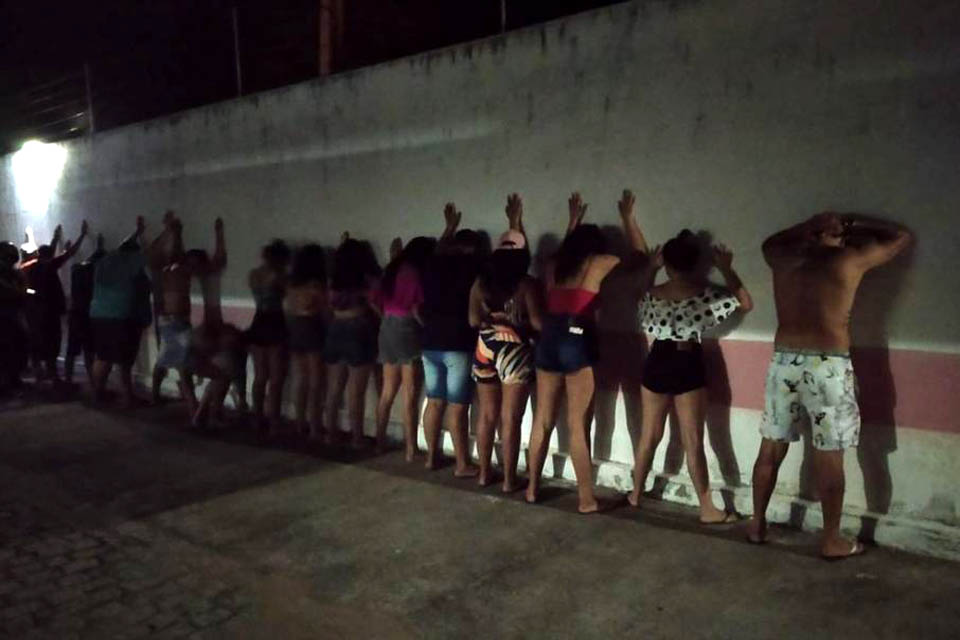 Jovens se aglomeram para beber e polícia leva todos para a delegacia