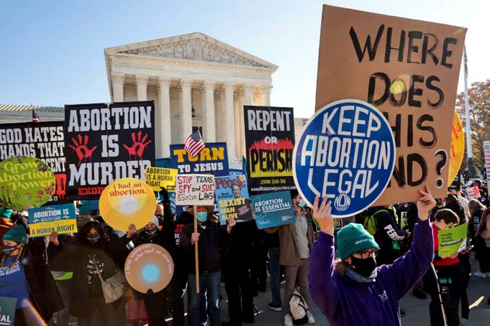 Suprema Corte dos EUA permite que tribunais federais contestem lei de aborto do Texas