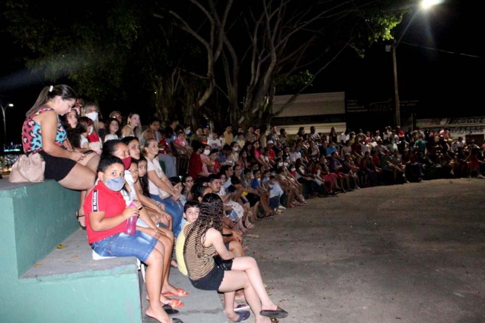 Alunos da Escola Chapeuzinho Vermelho participam de sessão especial de cinema