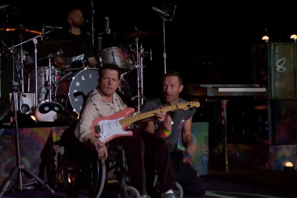 Michael J. Fox toca com o Coldplay em festival e emociona plateia