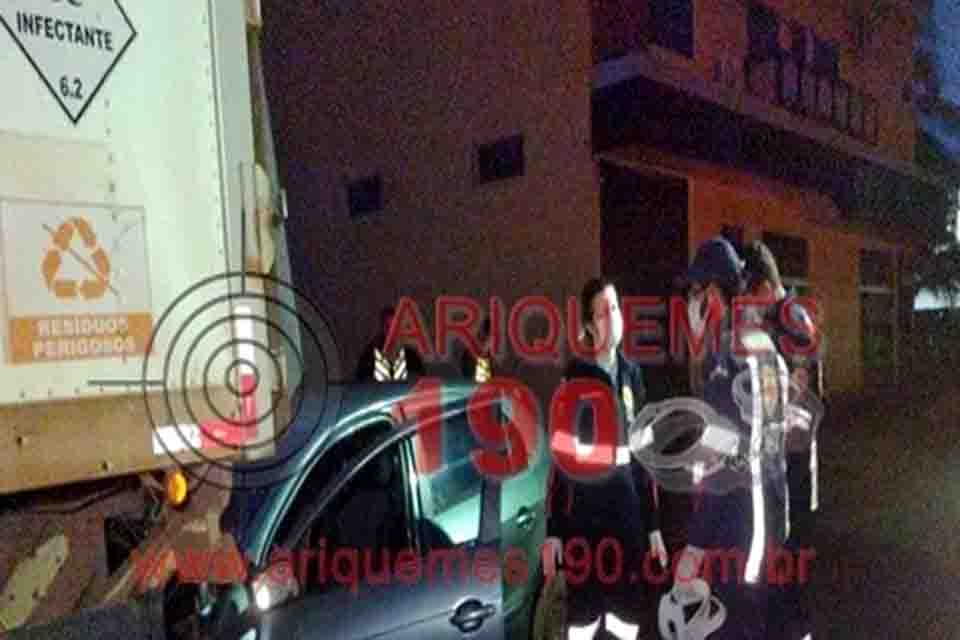 Mulher morre após colidir carro em caminhão parado na Avenida