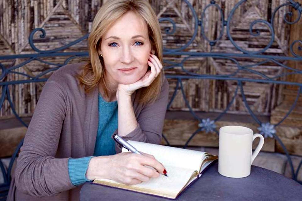 J.K. Rowling revela que teve “todos os sintomas” de covid-19