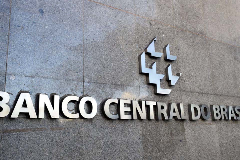 Contas externas têm saldo negativo de quase US$ 1,7 bilhão em abril, diz Banco Central