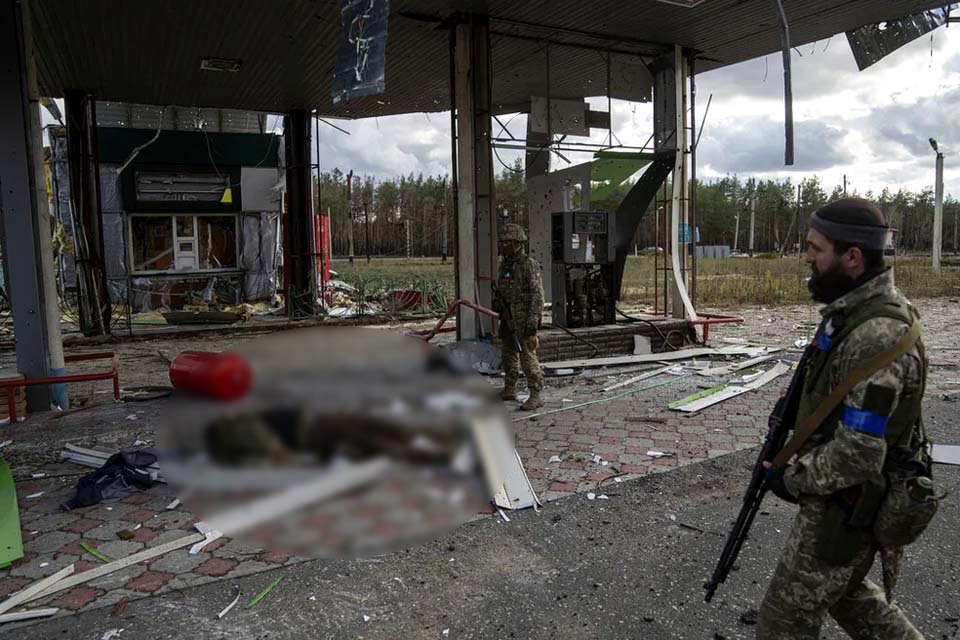 Tropas russas fogem de Lyman,  em Donetsk, e deixam corpos de soldados para trás