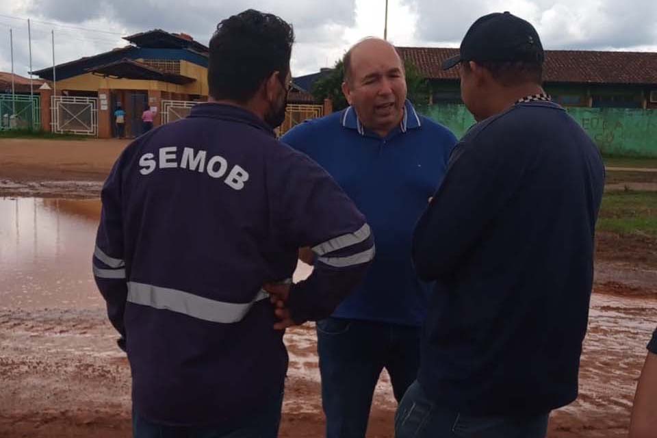 Edwilson Negreiros inspeciona serviço de limpeza, patrolamento e encascalhamento no Bairro Mariana