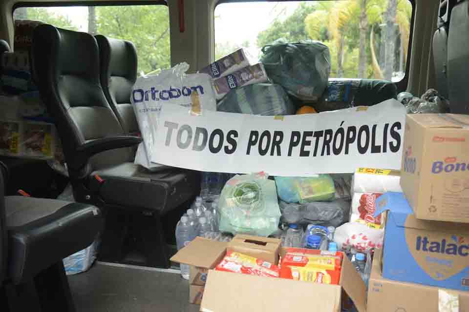 Voluntários se solidarizam e ajudam população de Petrópolis