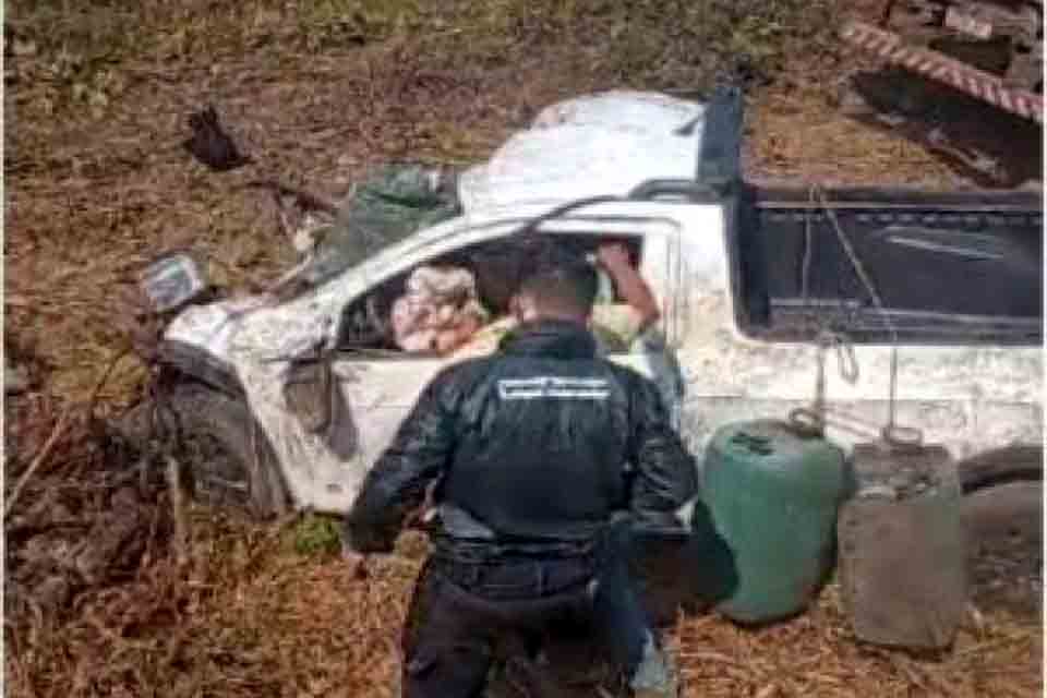 Colisão entre carreta e picape deixa dois mortos na BR-364