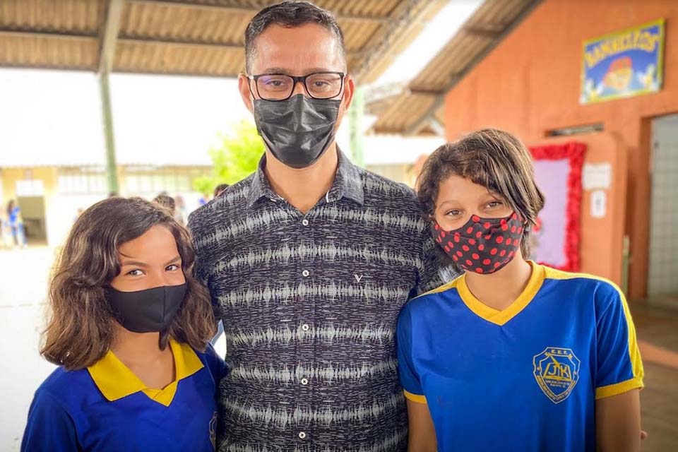 Deputado Anderson Pereira incentiva estudantes da Escola Juscelino Kubitschek a participarem da política para construção de uma sociedade melhor