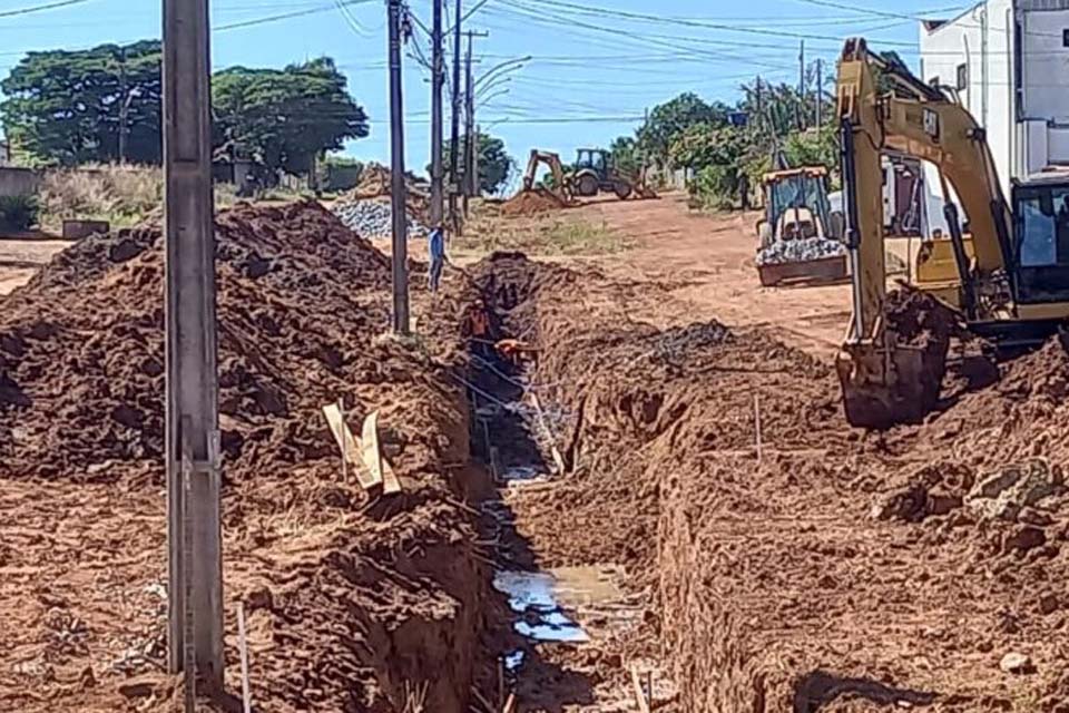 Avançam obras de drenagem e pavimentação na avenida Fortaleza no Bairro Centenário