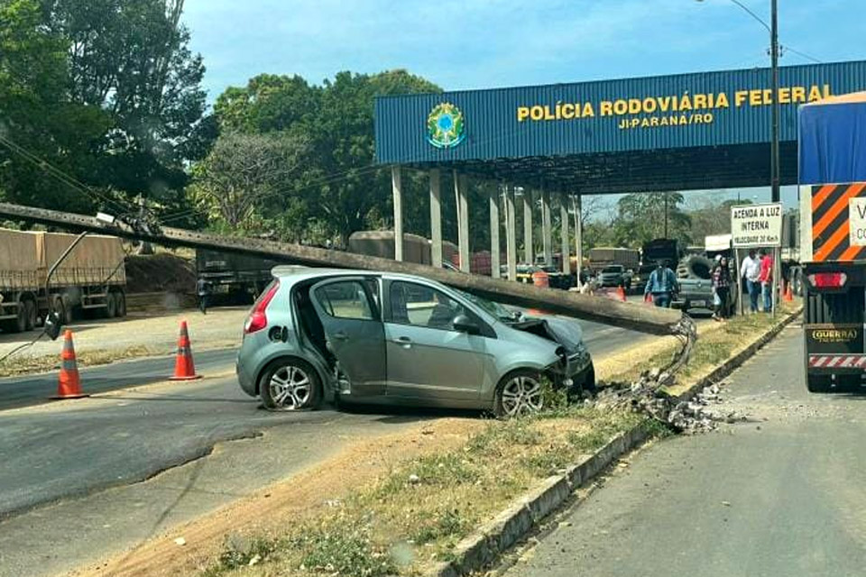 Veículo colide em poste e três pessoas ficam feridas próximo ao posto da PRF 