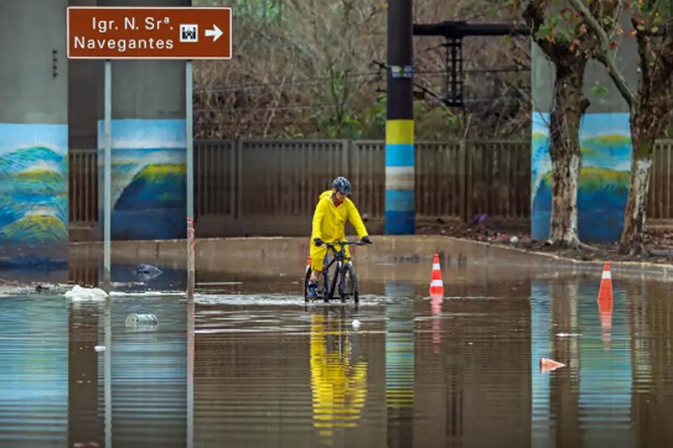 Ponte de contêineres é destruída no Rio Grande do Sul