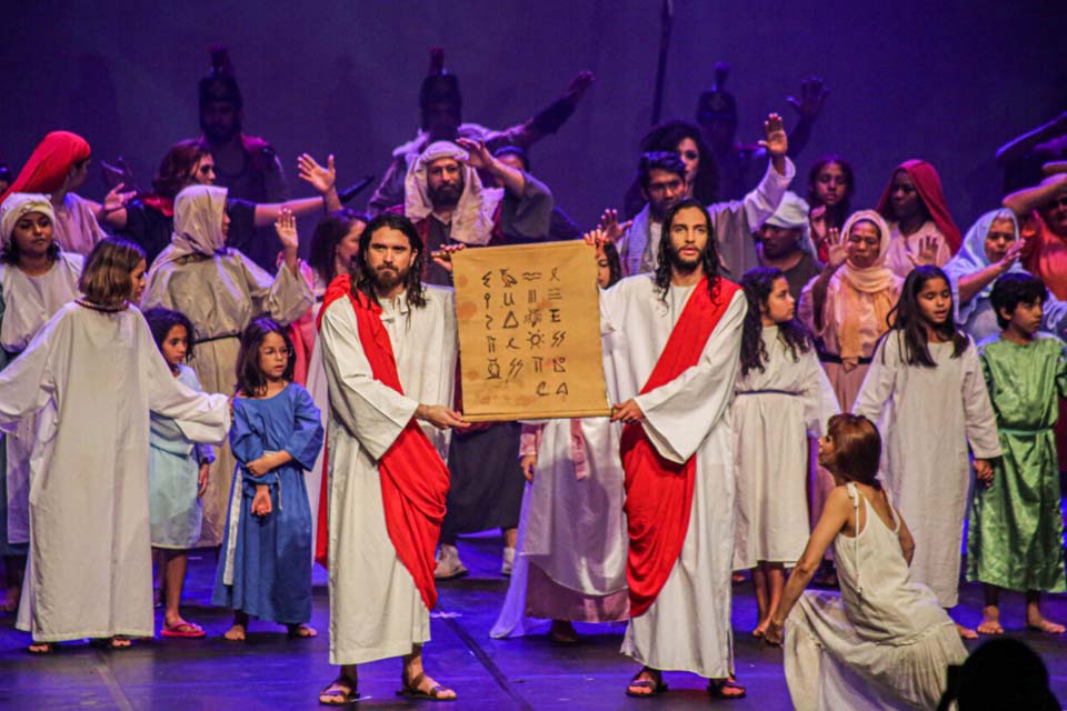 Cerca de três toneladas de alimentos são arrecadadas com a apresentação do espetáculo teatral “O Homem de Nazaré”