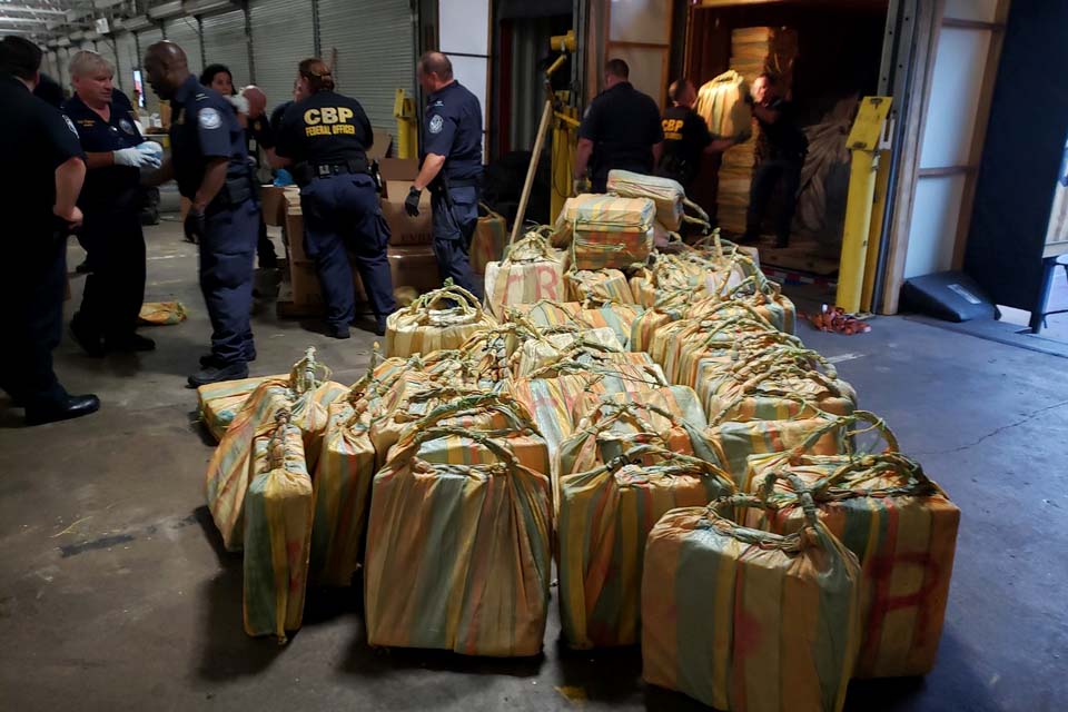 Autoridades dos EUA apreendem navio com quase 16 toneladas de cocaína