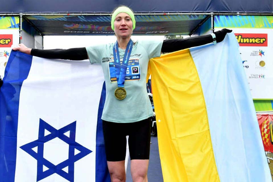 Atleta refugiada ucraniana vence a maratona de Jerusalém