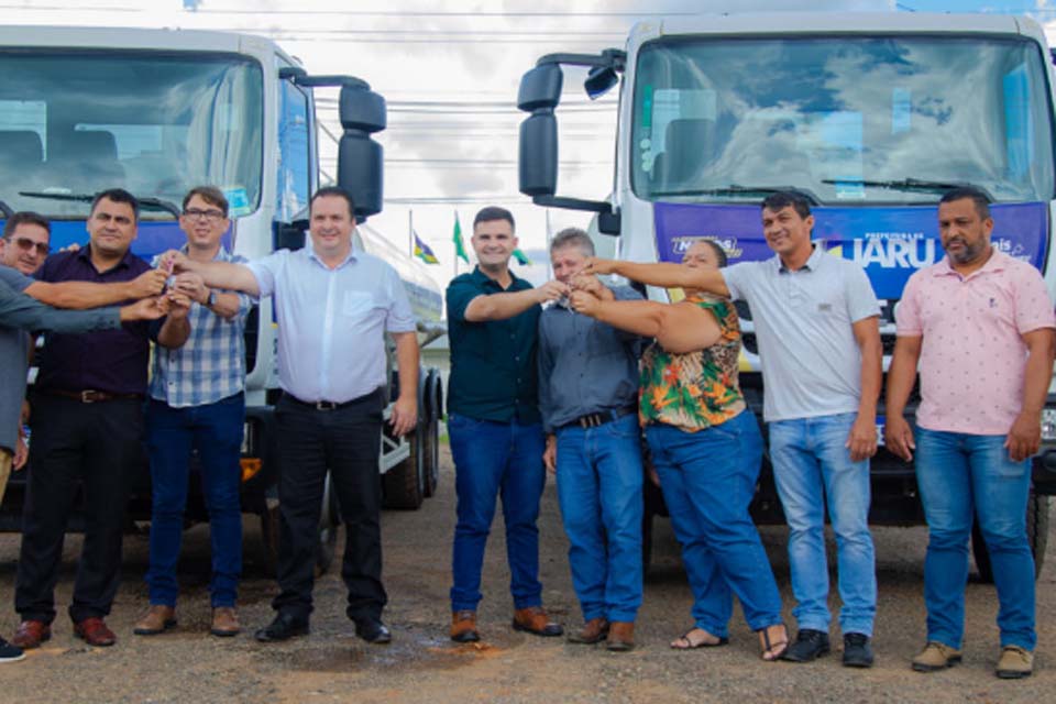 Prefeitura realiza entrega oficial de mais 2 caminhões pipas