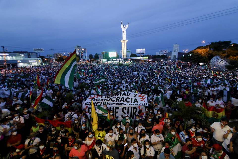 Milhares protestam contra prisão de ex-presidente da Bolívia em reduto opositor