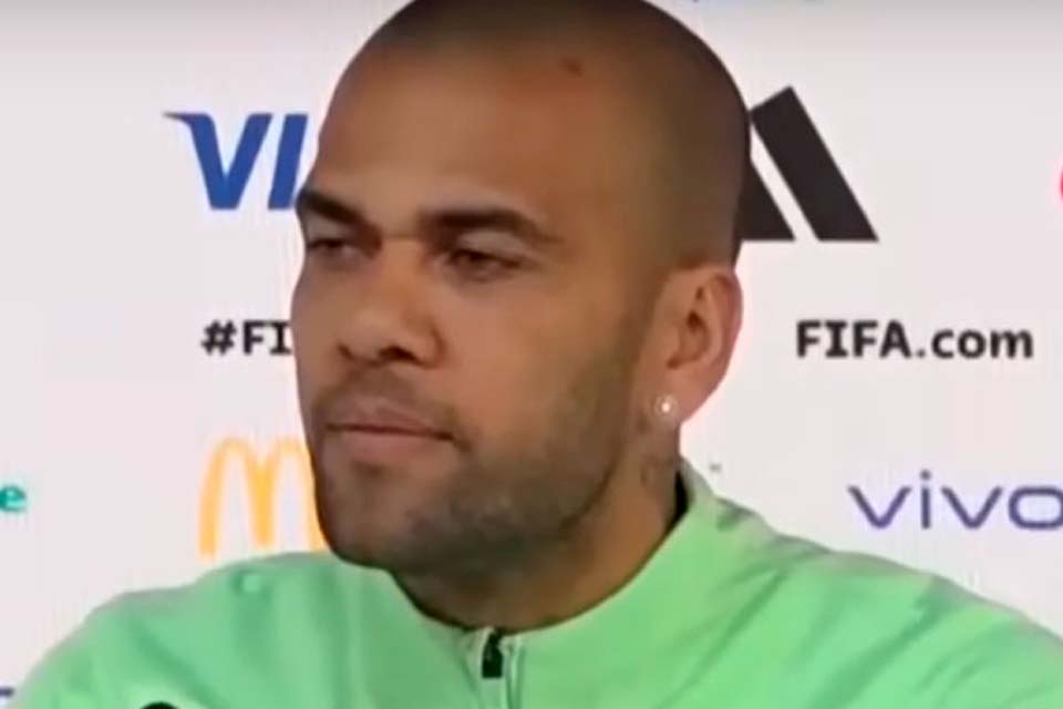 Acusado de abuso sexual, Daniel Alves alega que estava bêbado e não se lembra do que aconteceu na boate, diz veículo